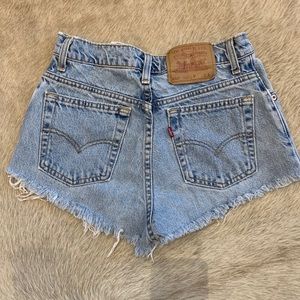 HIGH WASTED VINTAGE LEVI SHORTS